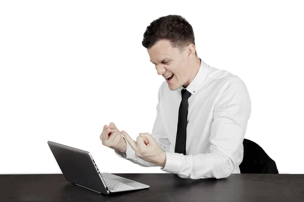 Enojado hombre de negocios americano con un portátil en el estudio — Foto de Stock