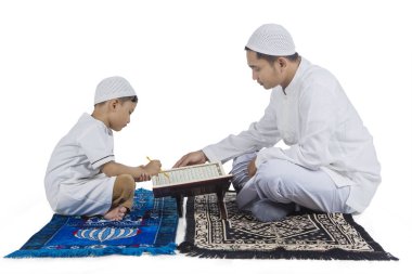 Müslüman baba ve oğul izole üzerinde dua