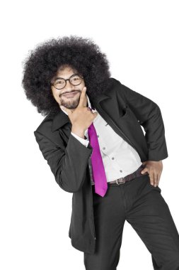 Afro işadamı komik bir poz studio üzerinde yapar.