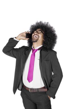 Afrika Yöneticisi studio smartphone ile gülüyor