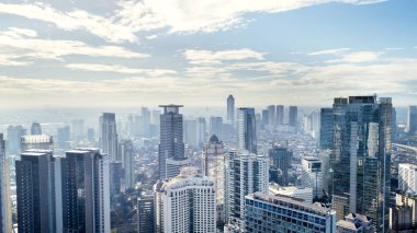 Jakarta manzarası ile modern ofis binaları ve güneşli gün daireleri