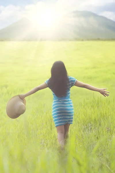 Young woman enjoying freedom at meadow — Stock Photo, Image