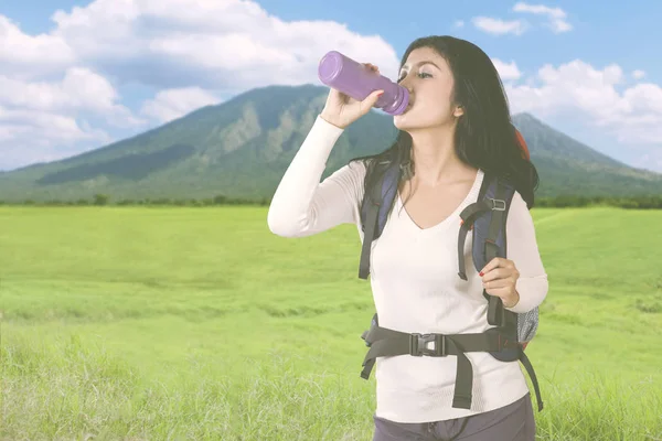 Mujer turista joven cansada después de caminatas montaña — Foto de Stock