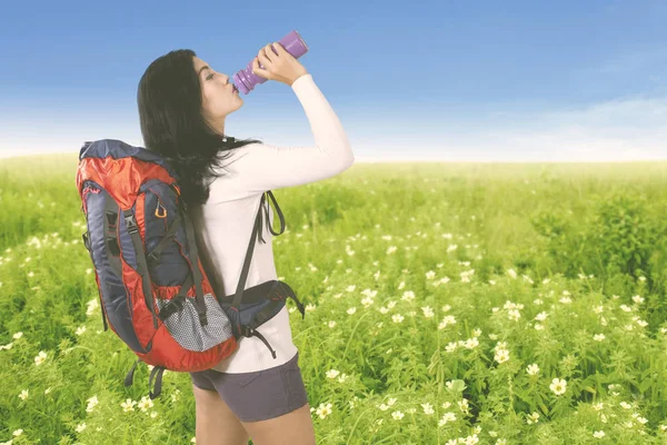 Young tourist woman drinking water — Stock Photo, Image