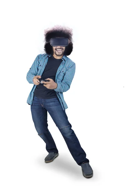 Joven adicto al pelo afro jugando un videojuego de realidad virtual aislado sobre blanco . —  Fotos de Stock
