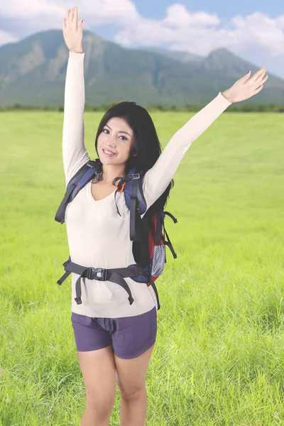 Toeristische vrouw verhogen handen in de bergen — Stockfoto