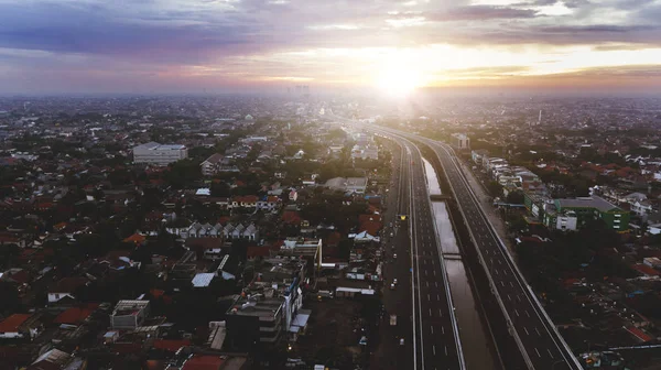 Szép légi naplementére Becakayu fizetős út Kelet Jakarta — Stock Fotó