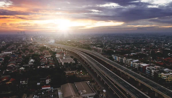Schöne Luftaufnahme des Sonnenaufgangs der Mautstraße von Jakarta nach Bekasi — Stockfoto