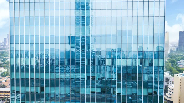 Reflexão da paisagem urbana de Jacarta em um prédio de escritórios — Fotografia de Stock