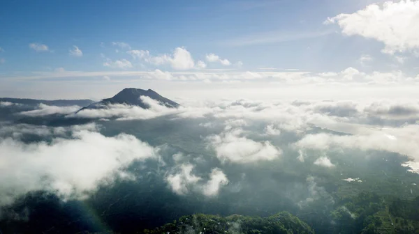 Nebliger Morgen auf dem Kintamani-Berg — Stockfoto