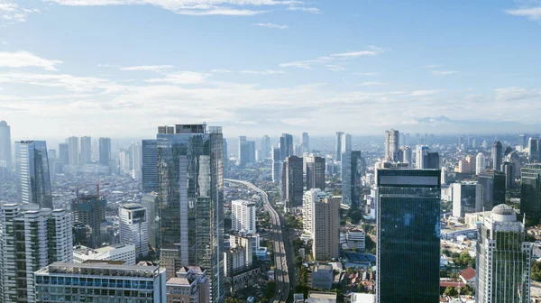 Джакарта центр міста міський пейзаж з хмарочоси і багатоквартирні будинки в сонячний день — стокове фото