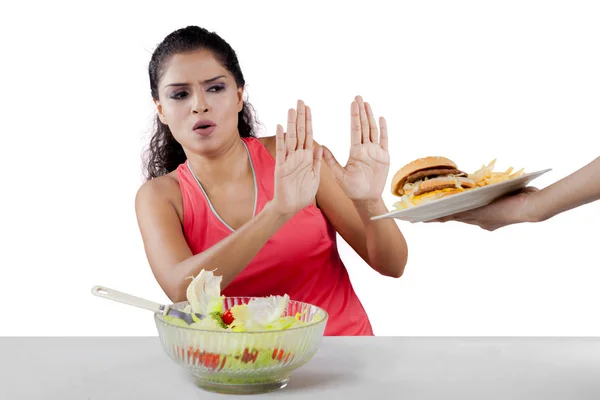 Mujer india negándose hamburguesa en el estudio —  Fotos de Stock