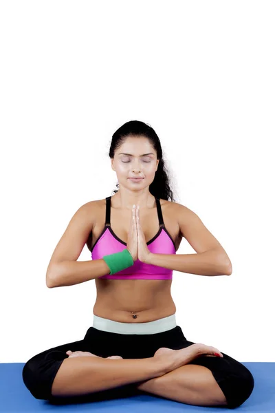 Indische Frau bei einer Meditation im Studio — Stockfoto