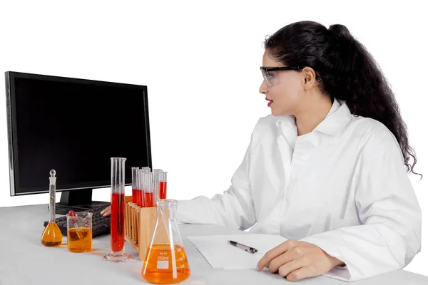 Cientista indiano usando um computador no estúdio — Fotografia de Stock