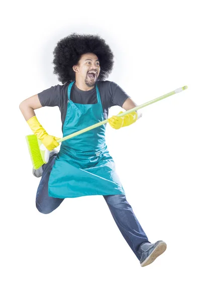 Fiatal férfi takarítás szolgáltatás szakmai ugrás — Stock Fotó