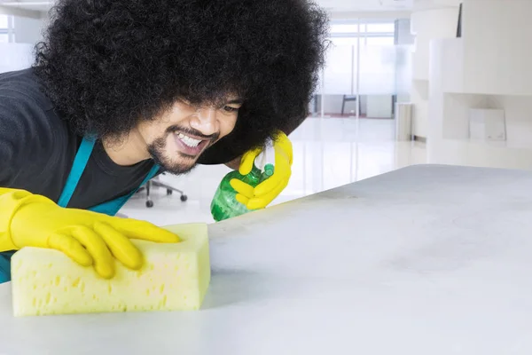 Jovem serviço de limpeza profissional de limpeza da mesa — Fotografia de Stock