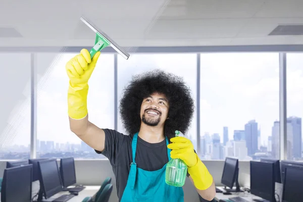 Serviço de limpeza profissional limpeza da janela do escritório — Fotografia de Stock