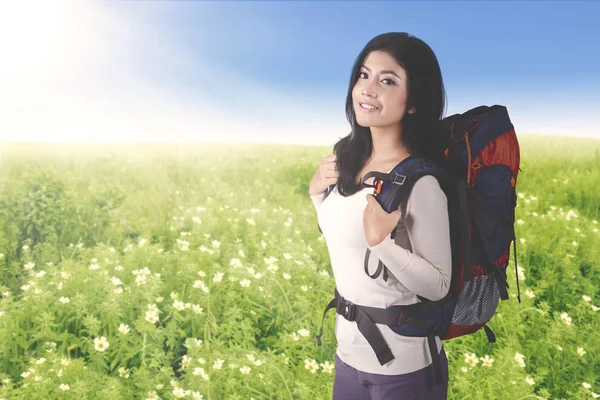 Female tourist carrying a backpack — Stock Photo, Image