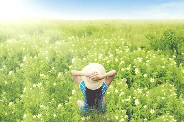 Turista femenina disfrutando de hermoso campo de flores — Foto de Stock