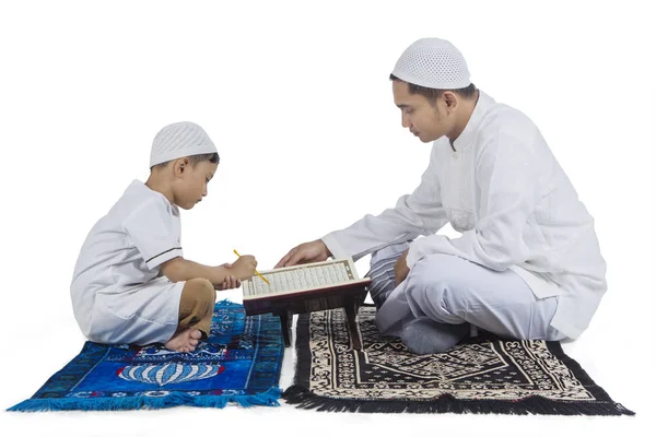 Pai e filho muçulmanos orando sobre isolados — Fotografia de Stock