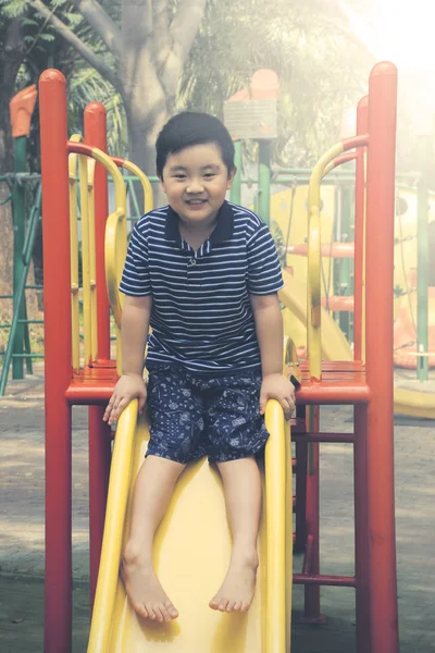 Милий хлопчик грає на дитячому майданчику — стокове фото
