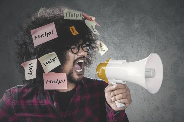 Professionele werker schreeuwen met een megafoon — Stockfoto