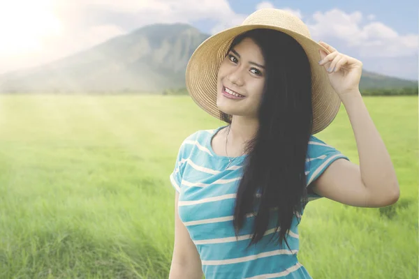 Hermosa mujer de pie en la montaña — Foto de Stock