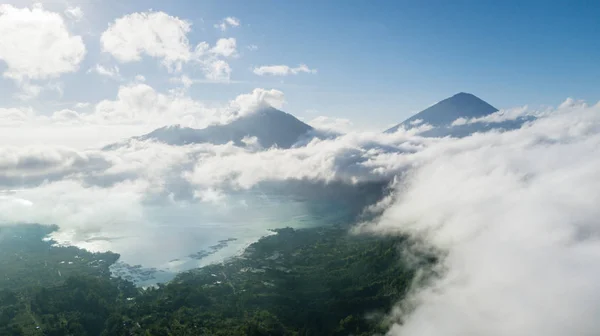 Hermoso paisaje de Batur lago y montaña — Foto de Stock