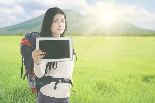 Mulher bonita caminhante com tablet na montanha — Fotografia de Stock