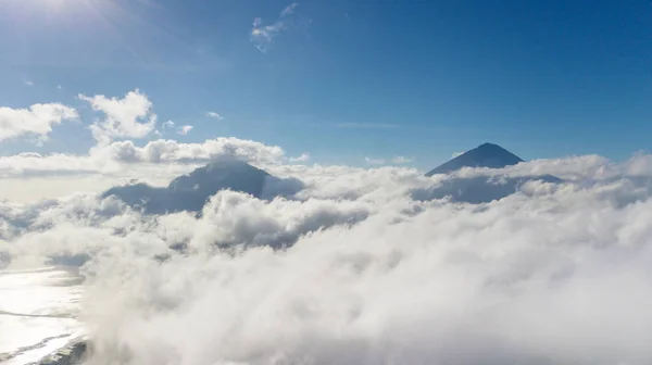 Όμορφο μπλε ουρανό πάνω από το βουνό Batur — Φωτογραφία Αρχείου