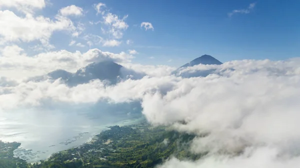 Bellissimo lago Batur e vulcano con nebbia — Foto Stock