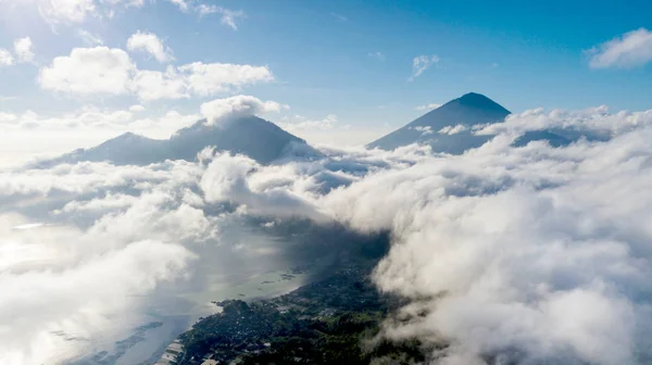 Batur lago y montaña con niebla — Foto de Stock