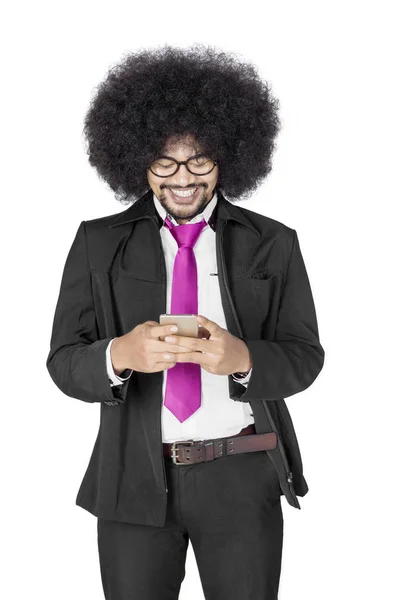 Homme d'affaires afro utilisant un téléphone portable en studio — Photo