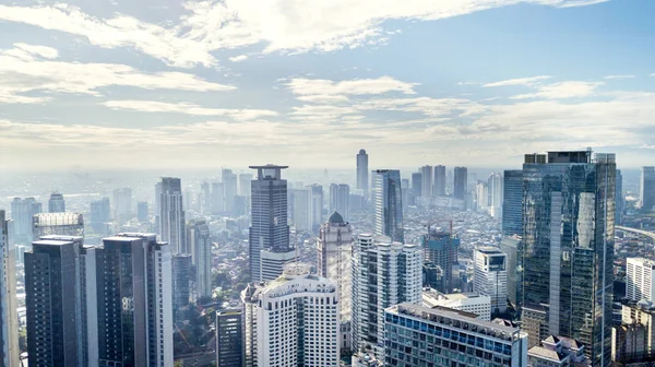 Jakarta skyline com modernos edifícios de escritórios e apartamentos no dia ensolarado — Fotografia de Stock