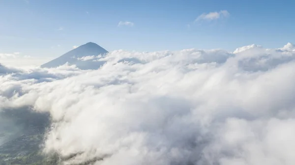 Kintamani-Vulkan mit Nebel bedeckt — Stockfoto