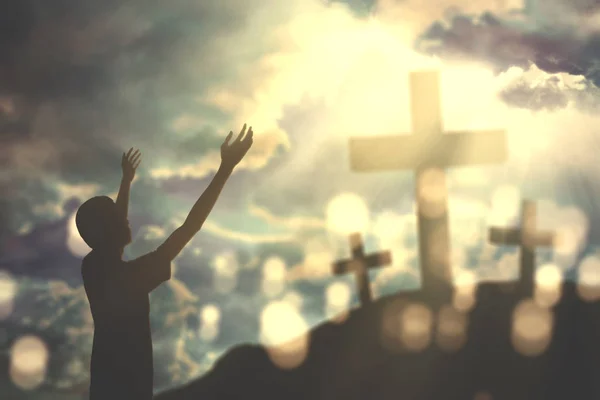 Młody człowiek, chwaląc Boga z krzyże — Zdjęcie stockowe