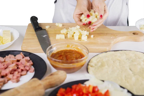 Unbekannte Köchin mit Mozzarella-Scheiben — Stockfoto