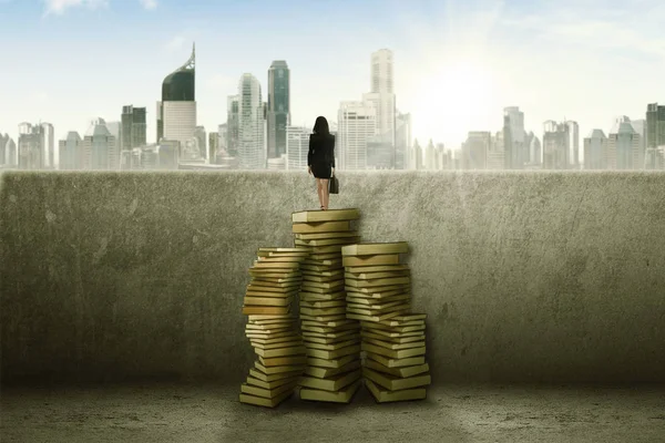 Okänd affärskvinna tittar på hennes framtid — Stockfoto