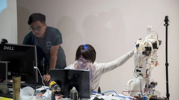Dos científicos trabajando en un proyecto de robótica — Foto de Stock