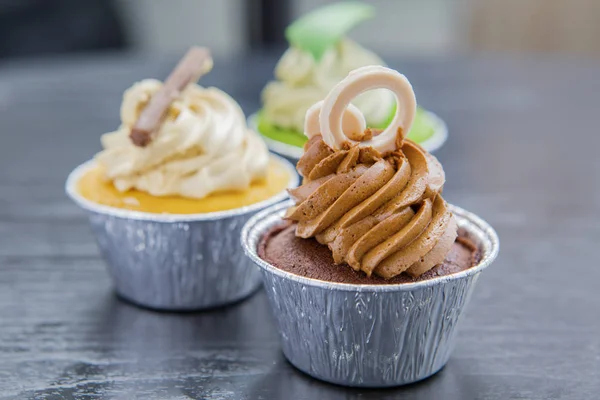Leckere Cupcakes mit schönen dekoriert — Stockfoto