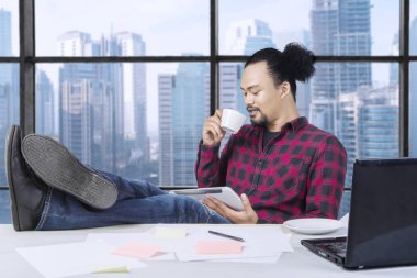 Bir fincan kahve ve Resepsiyon ayağa içme mutlu profesyonel çalışan