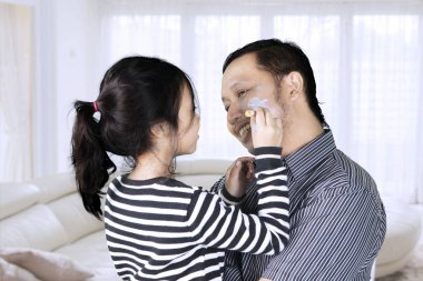 Evde babamla oynayan çocuk