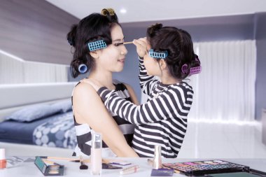 Çocuk ve anne maskara ile oynamak