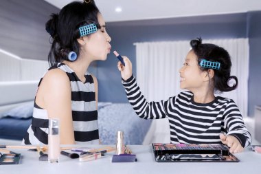 Çocuk ve anne ruj ile oynamak