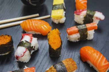 Masanın üzerine hizmet veren çeşitli lezzetli suşi