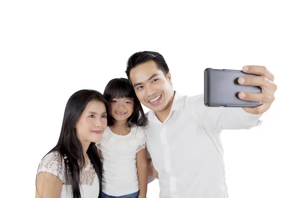 Lycklig familj tar foto på studio — Stockfoto