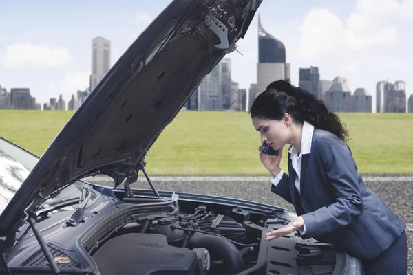 Frustrated businesswoman with her broken car — Stock Photo, Image