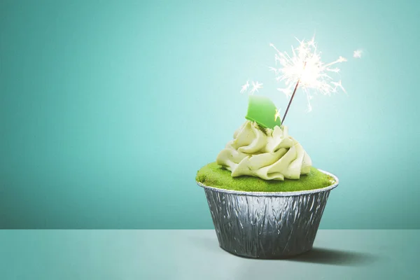 Verde sabroso cupcake con fuegos artificiales — Foto de Stock