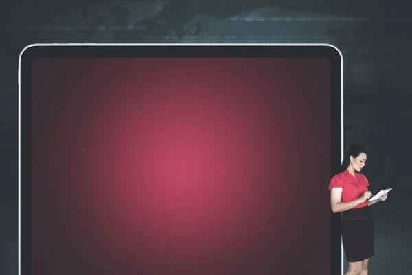 Female entrepreneur leaning on a blank billboard — Stock Photo, Image