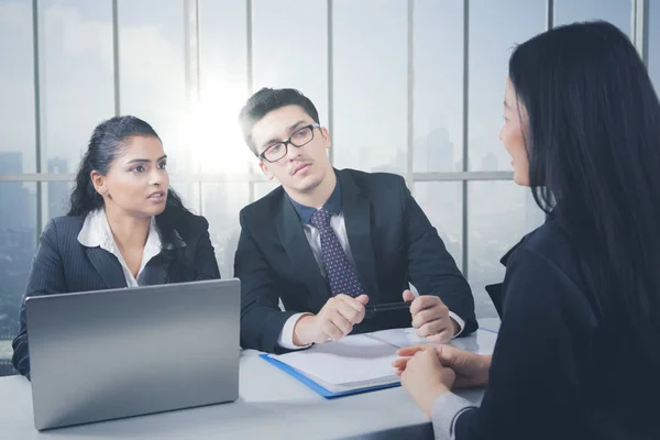 Équipe d'affaires ayant une discussion tout en travaillant sur un ordinateur portable — Photo